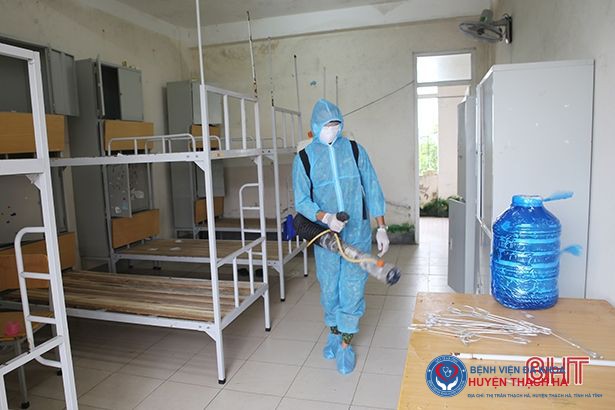 Lực lượng y tế đang tiêu độc khử trùng tại khu cách ly Trường Đại học Hà Tĩnh (xã Cẩm Vịnh, huyện Cẩm Xuyên).