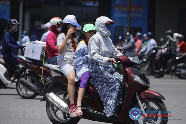 Trẻ nhỏ không nên hoạt động ở ngoài trời, ở lâu dưới ánh nắng gay gắt.