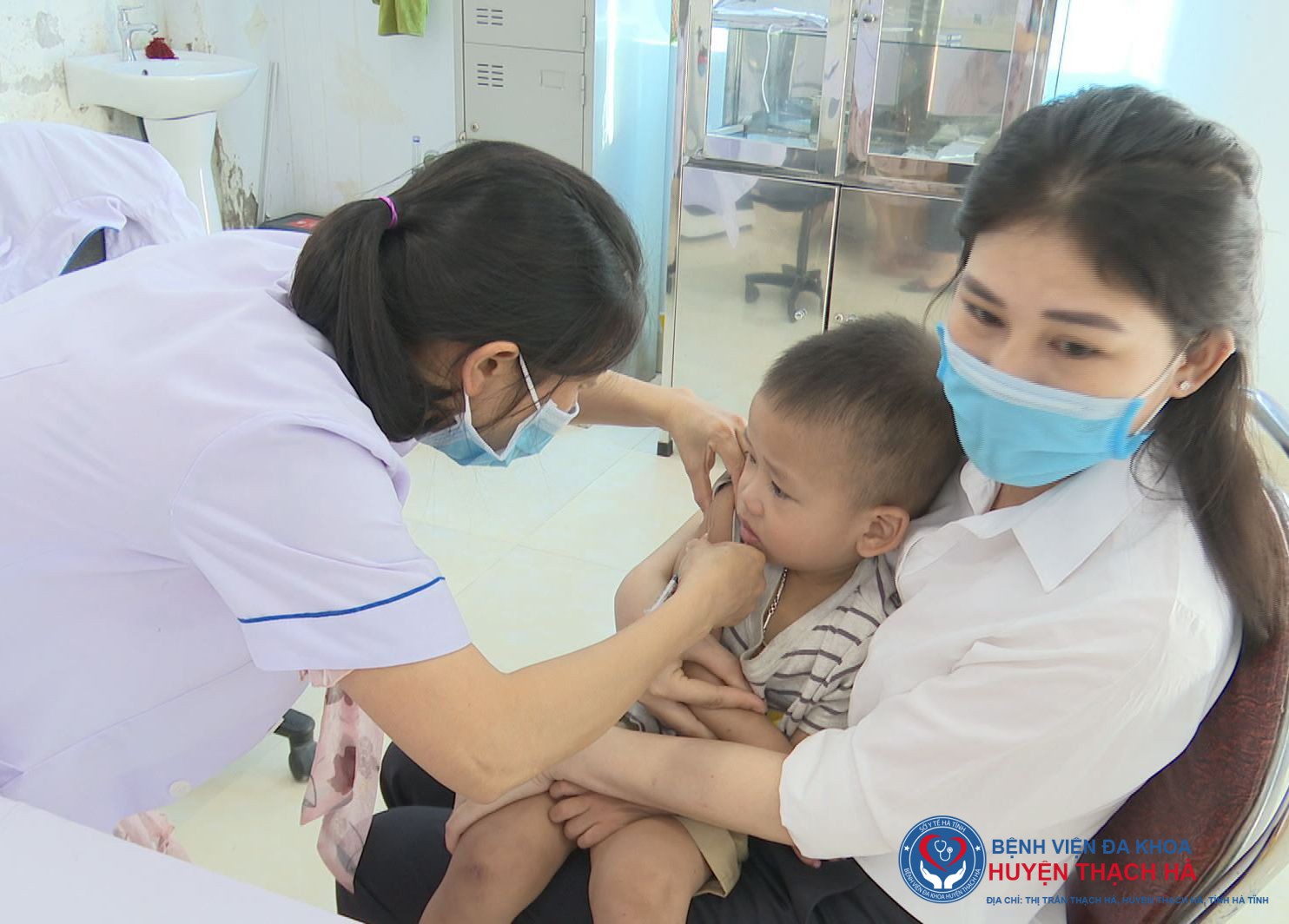 Cán bộ phòng tiêm Trung tâm Kiểm soát bệnh tật Hà Tĩnh tiêm vắc xin...