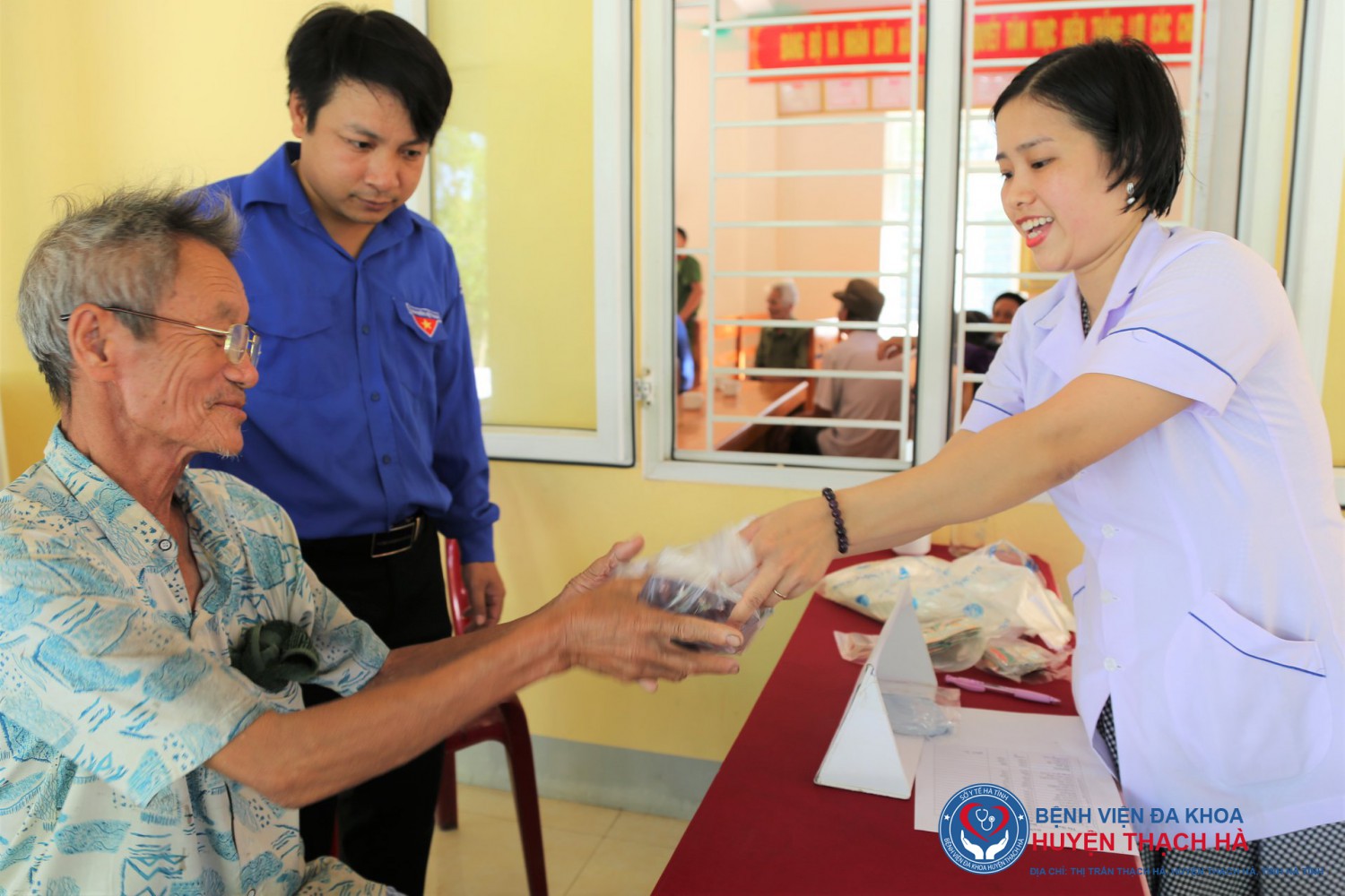 Tặng quà, khám bệnh, cấp phát thuốc miễn phí cho 140 đối tượng chính sách nhân ngày Thương binh liệt sĩ 27/7 xã Thạch Trị