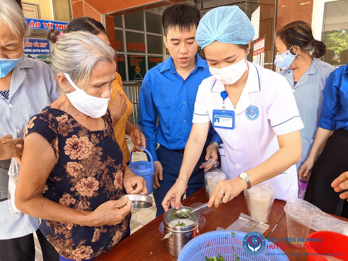 Phát 300 bát cháo đến tay người bệnh điều trị tại Trung tâm y tế huyện Thạch Hà