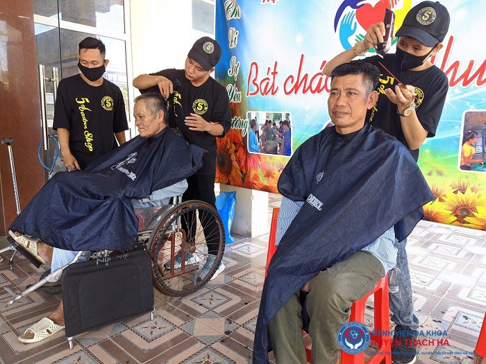 Phát cháo, cắt tóc miễn phí và tặng quà cho các đối tượng chính sách nhân kỷ niệm 73 năm ngày Thương binh, liệt sỹ (27/7/1947 - 27/7/2020)