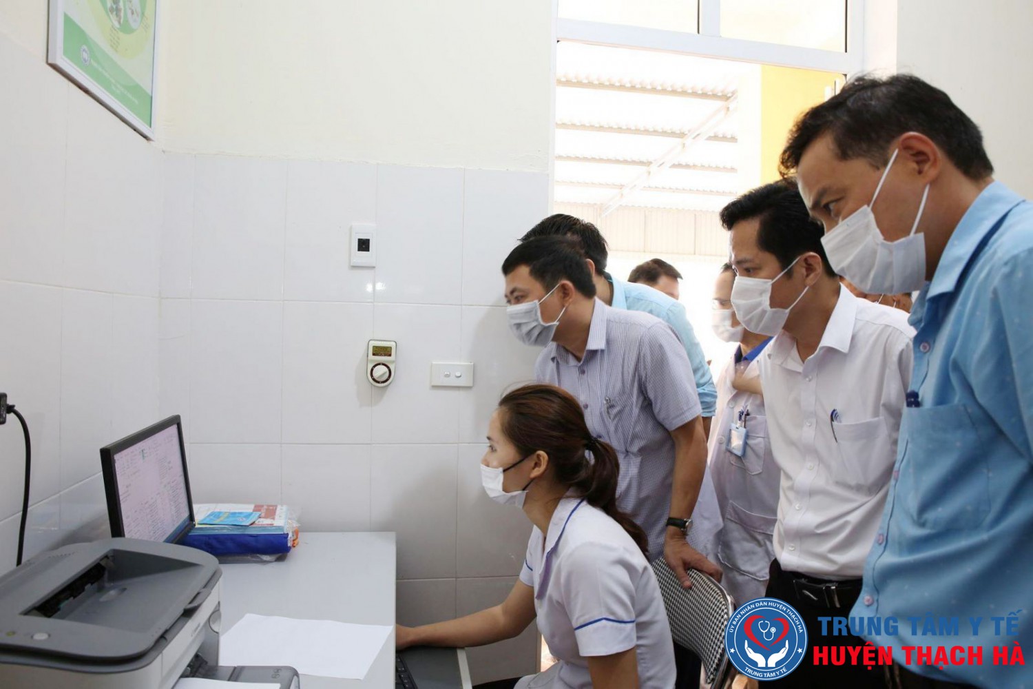 Giám đốc Sở Y tế Lê Ngọc Châu  kiểm tra việc truy xuất những người có dấu hiệu sốt, ho, khó thở... trên hệ thống hồ sơ sức khỏe điện tử tại Trạm Y tế