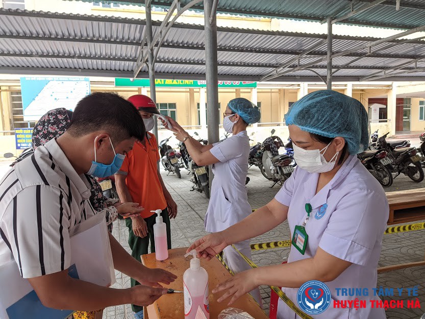 Trung tâm y tế Thạch Hà thắt chặt phòng ngừa lây nhiễm COVID-19 ngay từ cổng vào