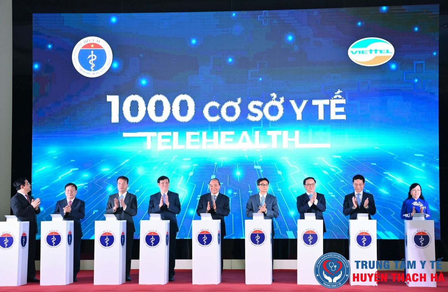 Thủ tướng Nguyễn Xuân Phúc, Phó Thủ tướng Vũ Đức Đam, Quyền Bộ trưởng Bộ Y tế Nguyễn Thanh Long và các đại biểu thực hiện nghi thức khánh thành kết nối 1.000 cơ sở khám, chữa bệnh từ xa.