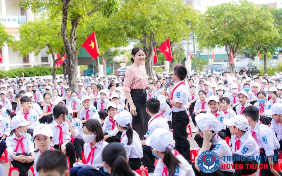 Cán bộ Trung tâm Y tế thị xã Kỳ Anh truyền thông chăm sóc sức khỏe sinh sản vị thành niên tại trường THCS Sông Trí