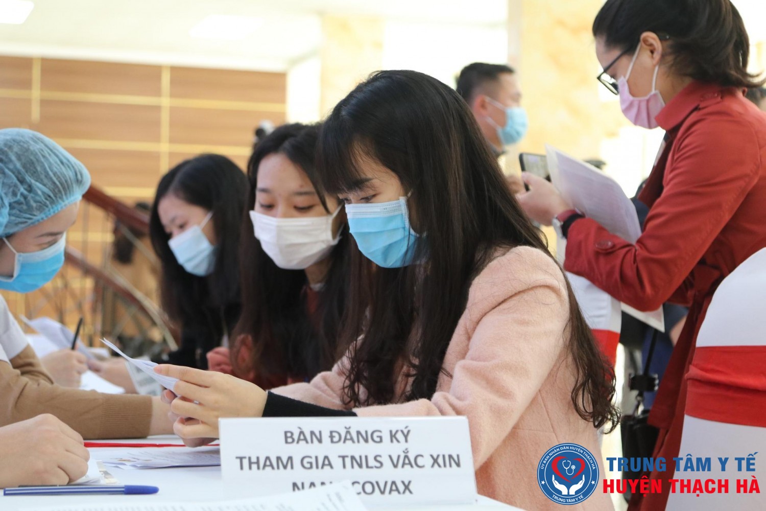 Các bạn trẻ đăng ký tham gia thử nghiệm lâm sàng vắc xin Nano Covax