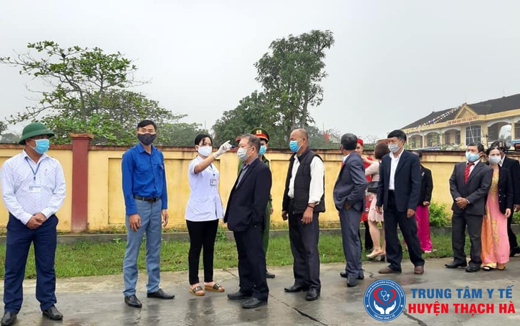 Cán bộ Trạm Y tế thực hiện đo thân nhiệt cho người dân tại lễ cưới, hỏi.