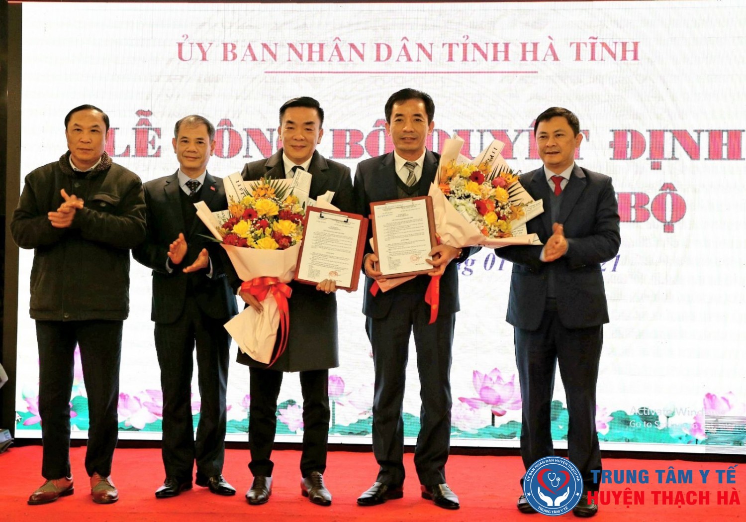Được sự ủy quyền của Chủ tịch UBND tỉnh, đồng chí Võ Hồng Hải - UVBTV, Trưởng Ban Tổ chức Tỉnh ủy và đồng chí Lê Ngọc Châu - Phó Chủ tịch UBND tỉnh trao quyết định và tặng hoa chúc mừng 2 tân Phó Giám đốc Sở Y tế Lê Chánh Thành và Nguyễn Lương Tâm