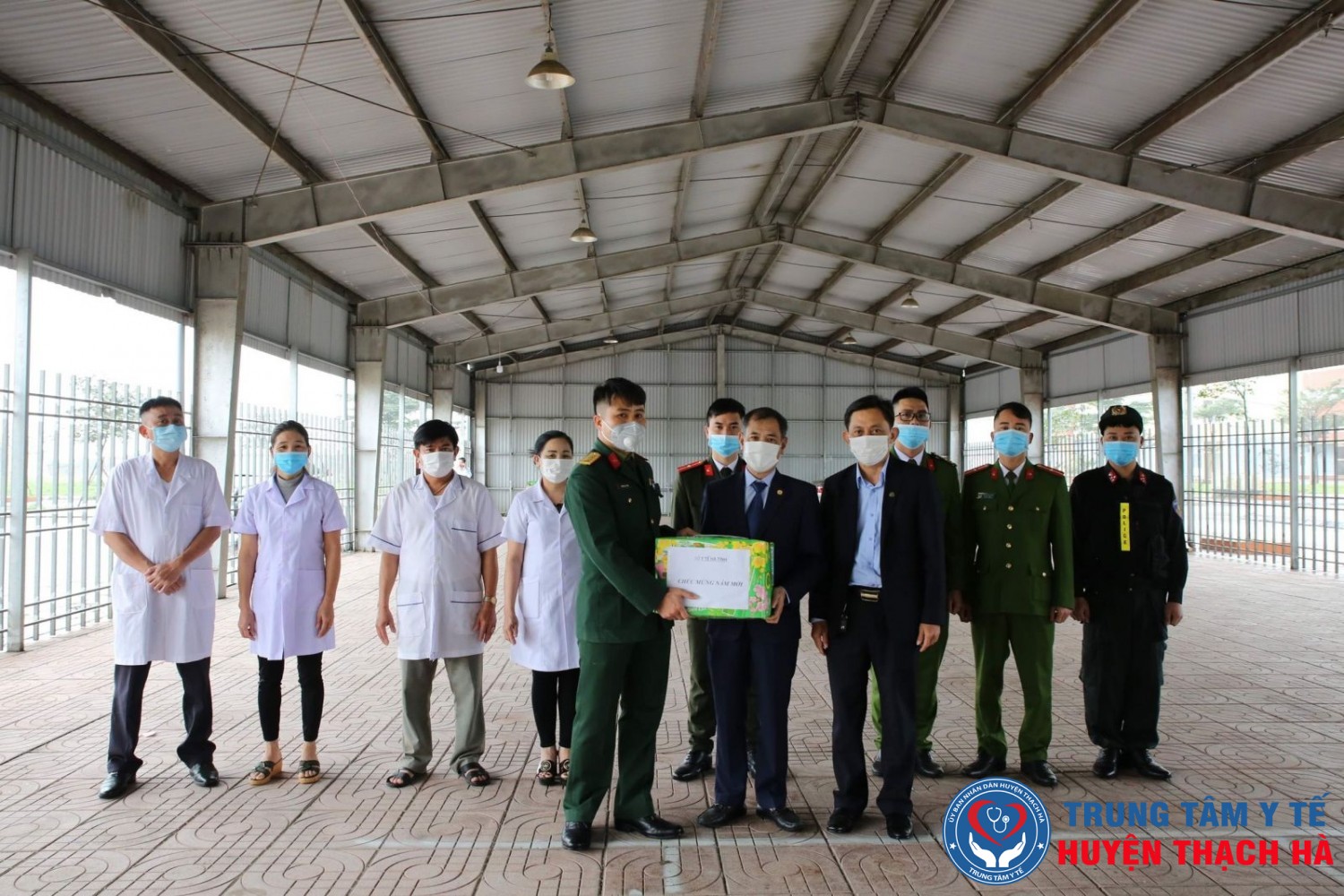 Lãnh đạo Sở Y tế tặng quà, động viên cán bộ, chiến sĩ làm nhiệm vụ ở khu cách ly tập trung