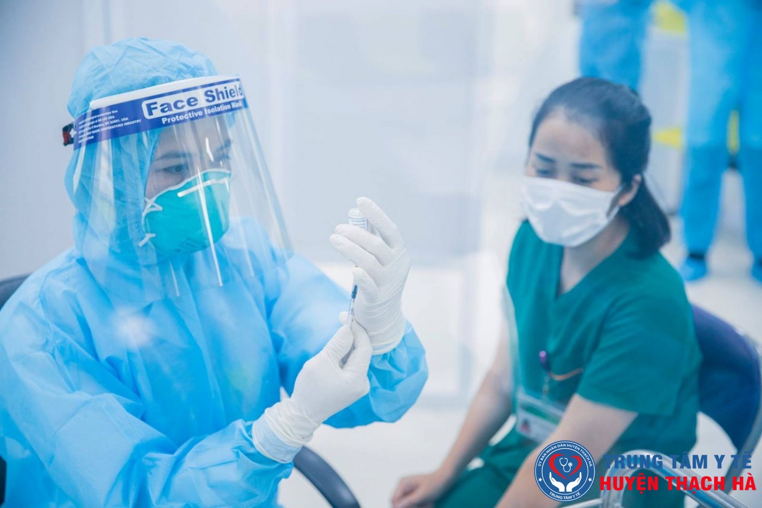 Tiêm vắc xin Covid-19 cho nhân viên y tế.