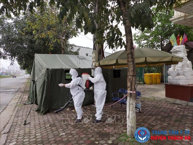 Cán bộ Trung tâm Kiểm soát bệnh tật tỉnh chuẩn bị phun khử trùng PD dịch