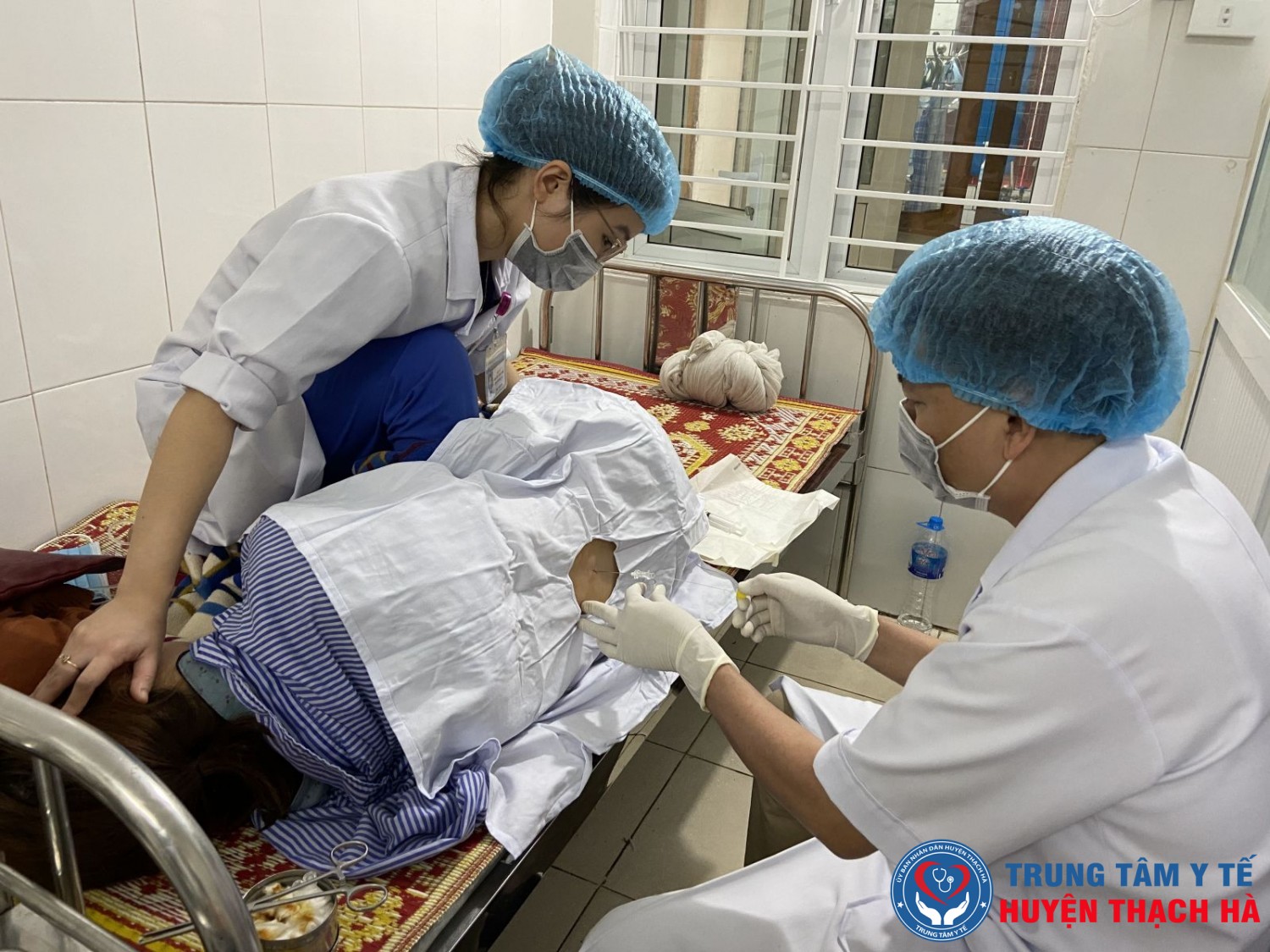 Lấy mẫu xét nghiệm cho bệnh nhân tại khoa Truyền nhiễm Bệnh viện Đa khoa tỉnh