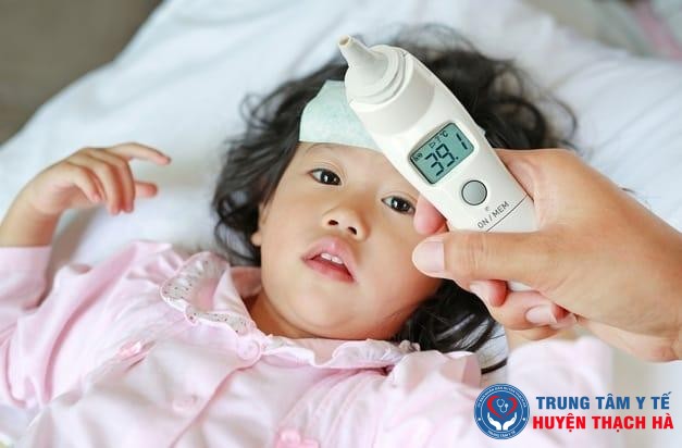 Nên cho trẻ mặc quần áo rộng thoáng khi bị sốt