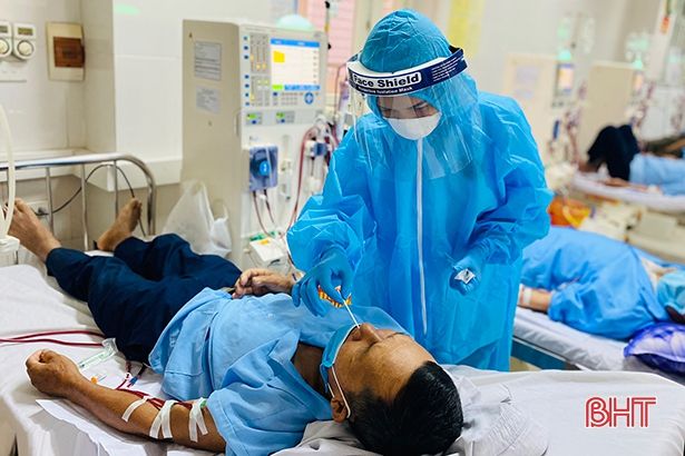 Lấy mẫu xét nghiệm SARS-CoV-2 đối với bệnh nhân có nguy cơ cao tại BVĐK Hà Tĩnh