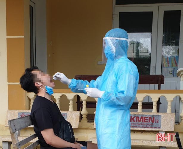 Cán bộ Trung tâm Y tế huyện Cẩm Xuyên lấy mẫu xét nghiệm cho một trường hợp đi về từ khu vực có dịch theo thông báo của Bộ Y tế.