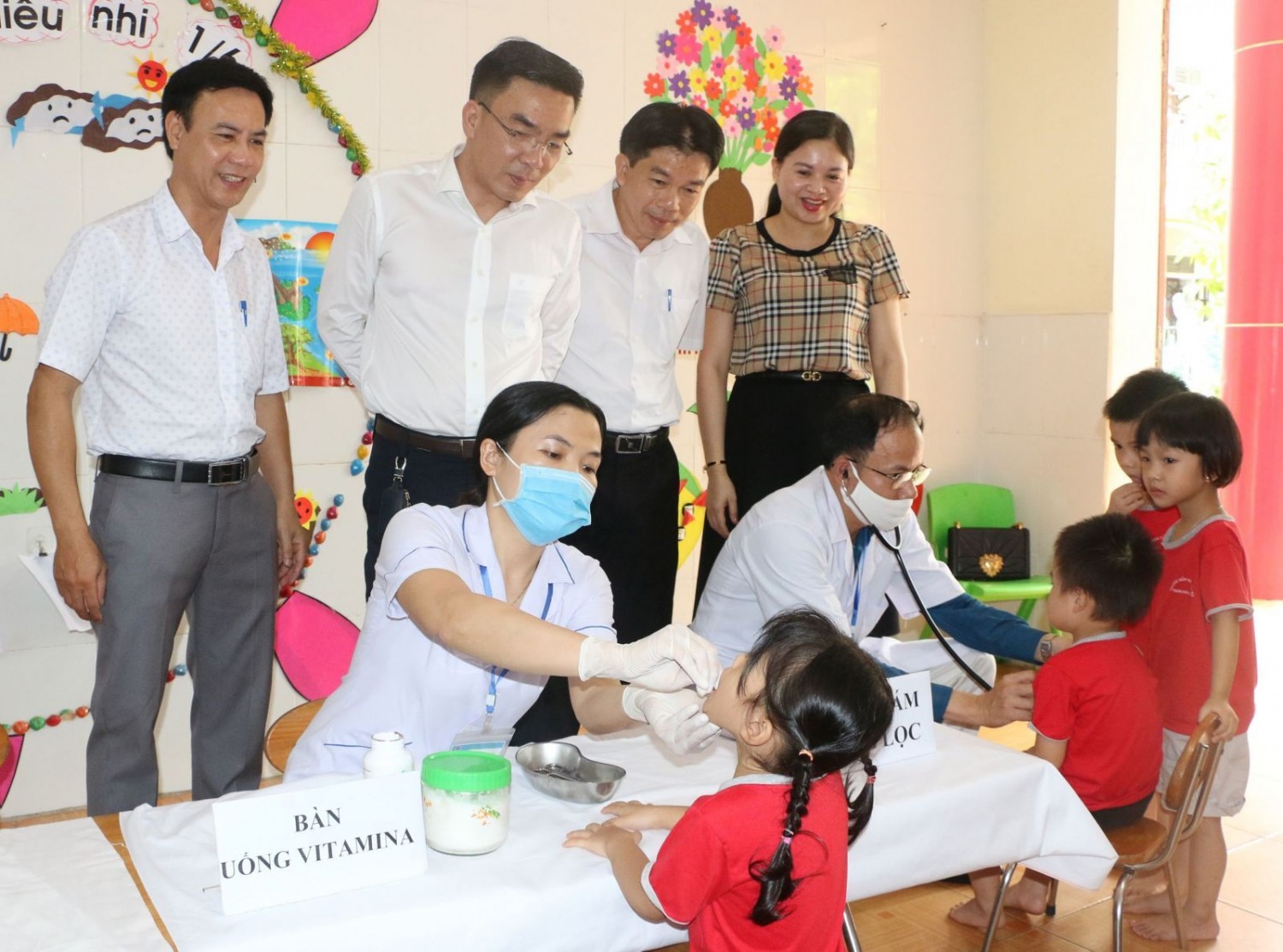 Triển khai chiến dịch cho trẻ từ 6- 60 tháng uống bổ sung Vitamin A. (ảnh tháng 6 năm 2020)