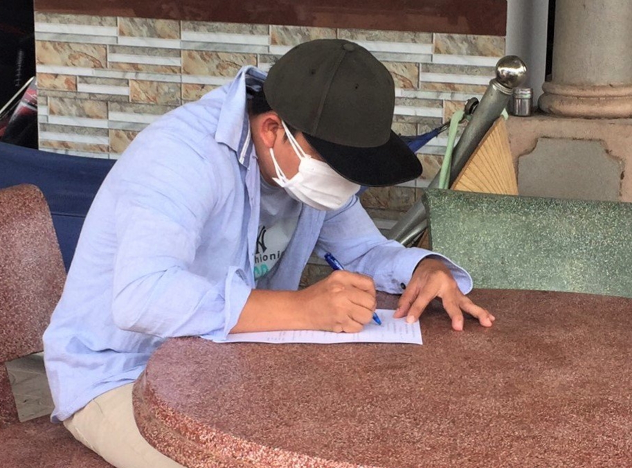 Võ Nhật Tr. bị xử phạt vì vi phạm quy định về cách ly tại nhà.