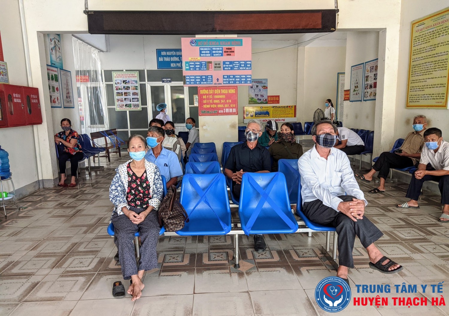 Khi mở lại hoạt động khám, chữa bệnh ngoại trú, người dân phải tuân thủ chặt chẽ quy định phòng dịch.