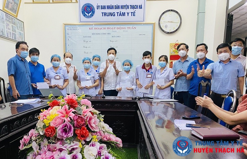 Công đoàn cơ quan chính quyền huyện trao tặng 41 suất quà cho đội ngũ làm nhiệm vụ lấy mẫu xét nghiệm