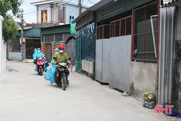 Cán bộ y tế đến lấy mẫu xét nghiệm tại nhà cho người dân xã Thạch Long.