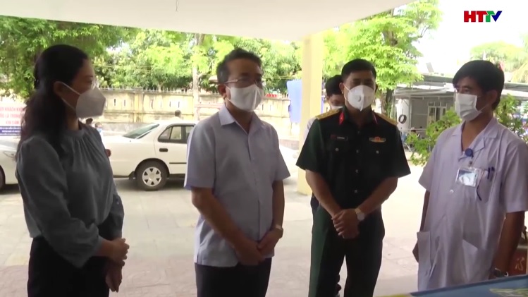 Đồng chí Hà Văn Trọng thăm hỏi, động viên, tặng quà đội ngũ y bác sỹ, nhân viên Trung tâm Y tế huyện Thạch Hà