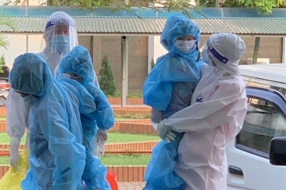 Theo hướng dẫn mới nhất của Bộ Y tế: Cha mẹ được đi cùng trẻ đến cơ sở y tế điều trị COVID-19