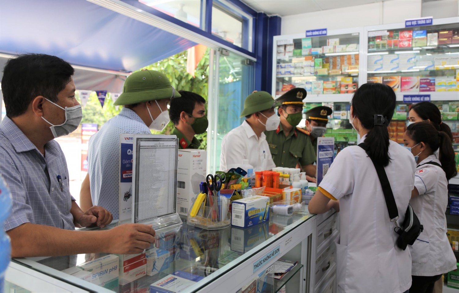 Kiểm tra công tác phòng, chống dịch Covid-19 tại các cơ sở kinh doanh thuốc