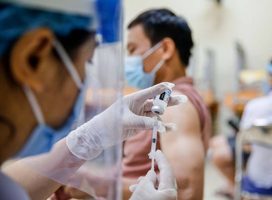 Sốt sau tiêm vaccine phòng COVID-19 là dấu hiệu thông thường