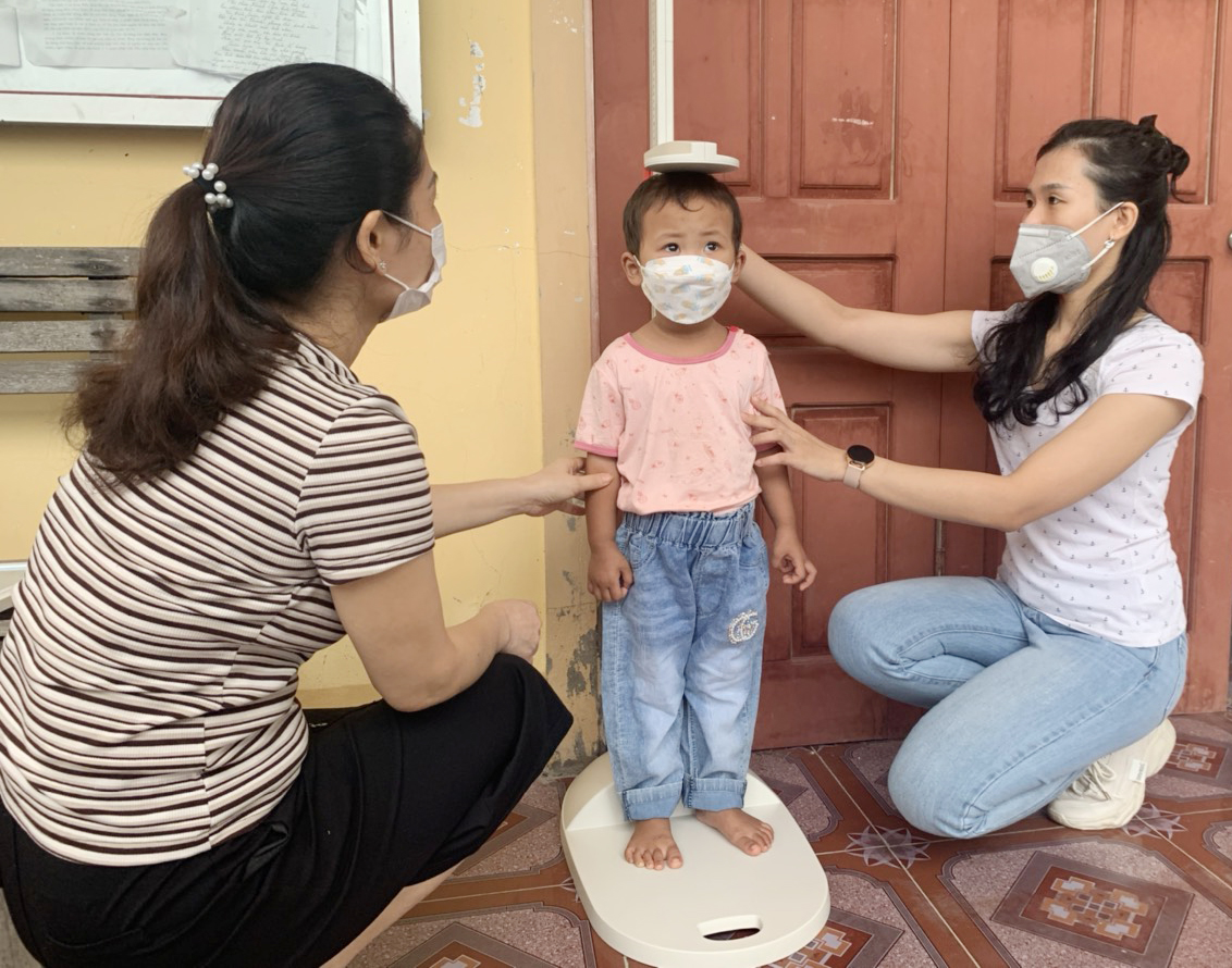 Cán bộ Khoa Dinh dưỡng - Trung tâm Kiểm soát Bệnh tật tỉnh đo chiều cao cho trẻ nhân Tuần lễ “Dinh dưỡng và Phát triển” năm 2021