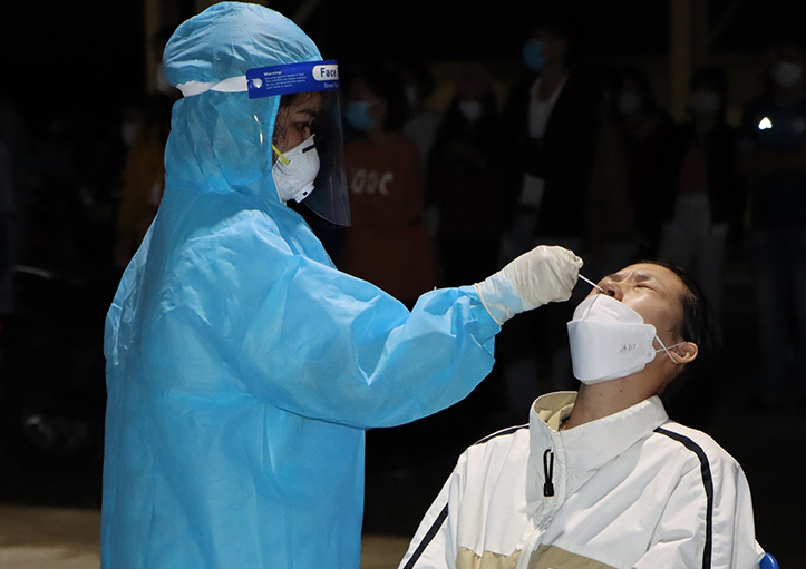 Ngành Y tế tăng cường xét nghiệm, sàng lọc các trường hợp sốt, ho, khó thở trong cộng đồng