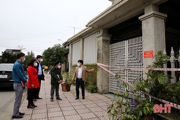 Lãnh đạo CDC Hà Tĩnh kiểm tra việc cách ly F0 tại nhà ở xã Thạch Hạ, TP Hà Tĩnh.
