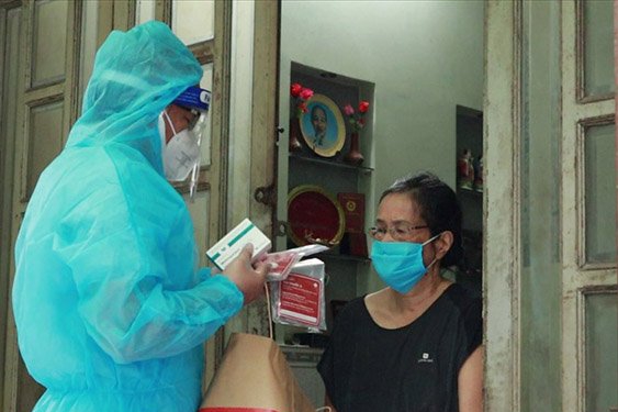 Nhân viên y tế ở Yên Bái tư vấn, hướng dẫn chăm sóc cho F0 điều trị tại nhà