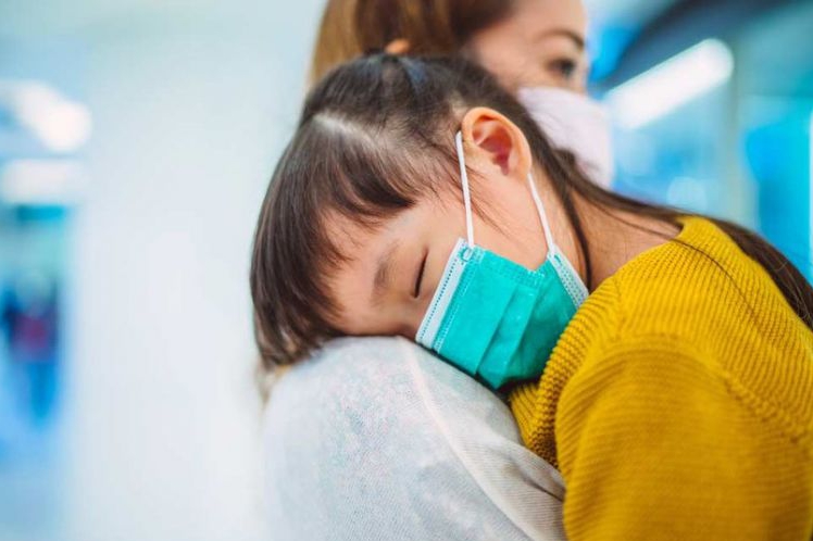 Mất nước ở trẻ em ảnh hưởng rất lớn đến sức khỏe của trẻ, nếu không xử trí bù nước hợp lý, theo dõi sát có thể nguy hiểm tính mạng. Ảnh minh họa.