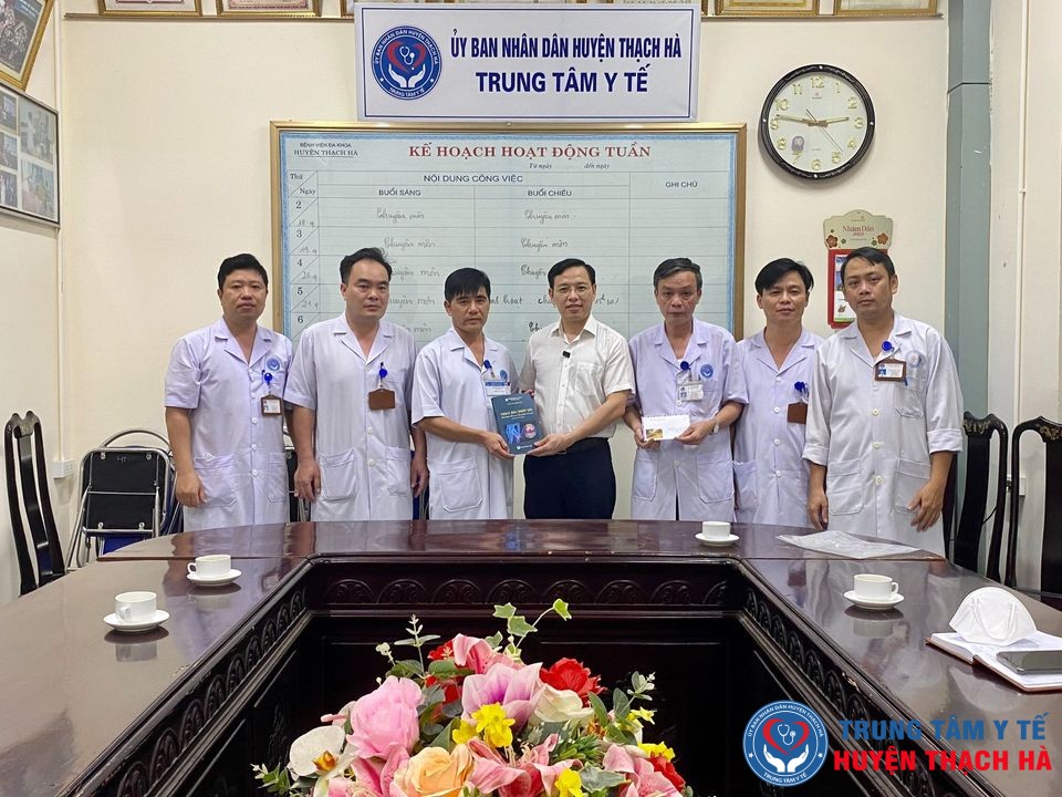 TS. BS. Dương Đình Toàn - Giảng viên Trường Đại học Y Hà Nội; Bác sĩ phẫu thuật, Phó Trưởng khoa Khám Xương Khớp, Bệnh viện HN Việt Đức làm việc tại Trung tâm Y tế huyện Thạch Hà