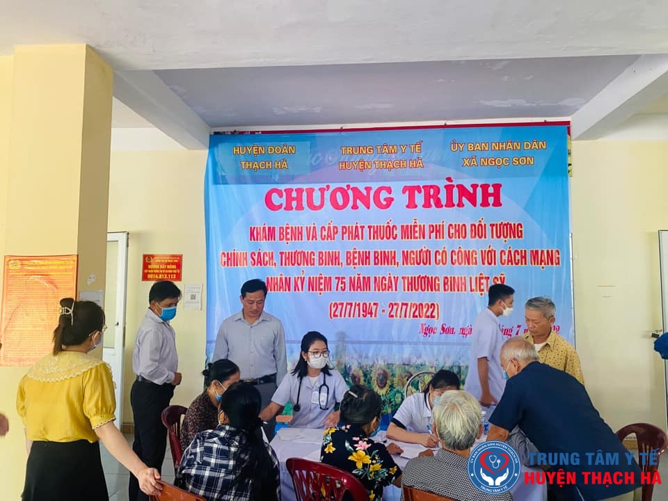 Khám bệnh, cấp phát thuốc miễn phí và tặng quà cho các đối tượng chính sách nhân kỷ niệm 75 năm Ngày Thương binh liệt sỹ 27/7/2022