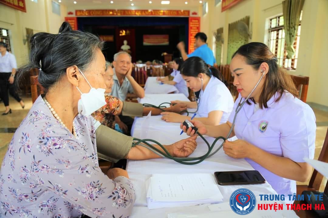 Khám, cấp thuốc miễn phí cho người có công xã Thạch Ngọc