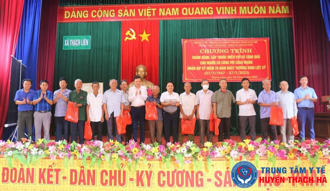 Khám, cấp thuốc và tặng quà cho người có công xã Thạch Liên nhân kỷ niệm ngày Thương binh - Liệt sỹ