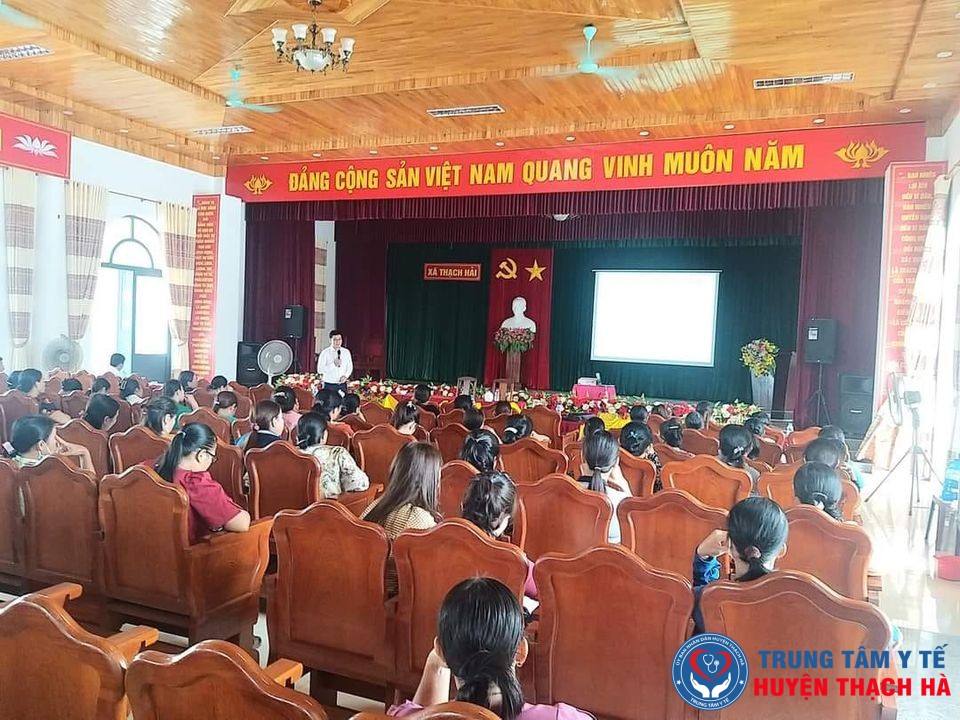 Nói chuyện chuyên đề về các biện pháp tránh thai, chăm sóc sức khỏe sinh sản, kế hoạch hóa gia đình cho chị em phụ nữ độ tuổi sinh đẻ xã Thạch Hải