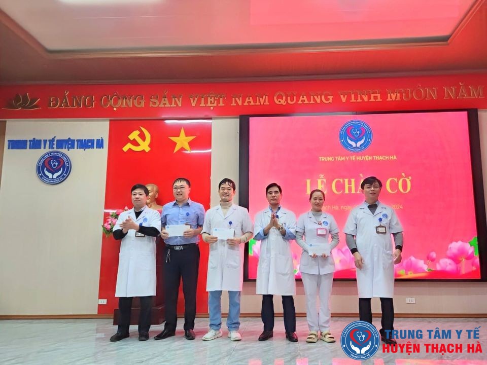 Chào cờ đầu tháng 2, chuẩn bị công tác y tế trong dịp Tết Nguyên đán