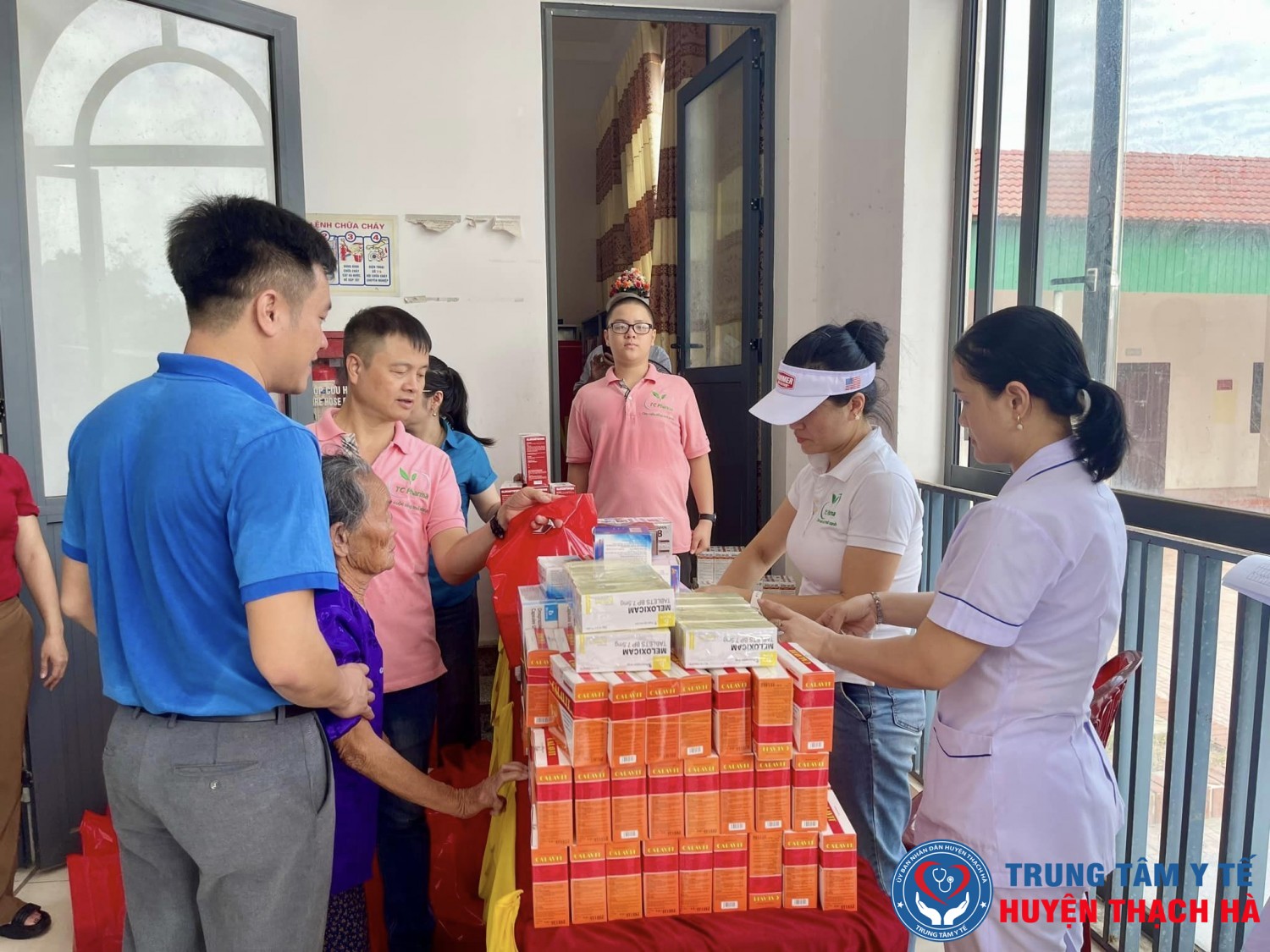 Khám, cấp thuốc và tặng quà cho hơn 130 thương, bệnh binh, người có công xã Thạch Hải nhân kỷ niệm 77 năm ngày Thương binh, Liệt sỹ