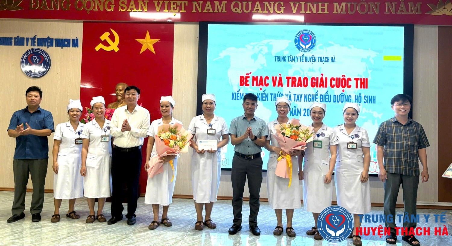 Thạc sĩ Nguyễn Việt Thắng và Ban Giám đốc Trung tâm trao Giải nhất tập thể cho Khoa Liên Chuyên khoa TMH - RHM - MẮT tại Lễ bế mạc Cuộc thi