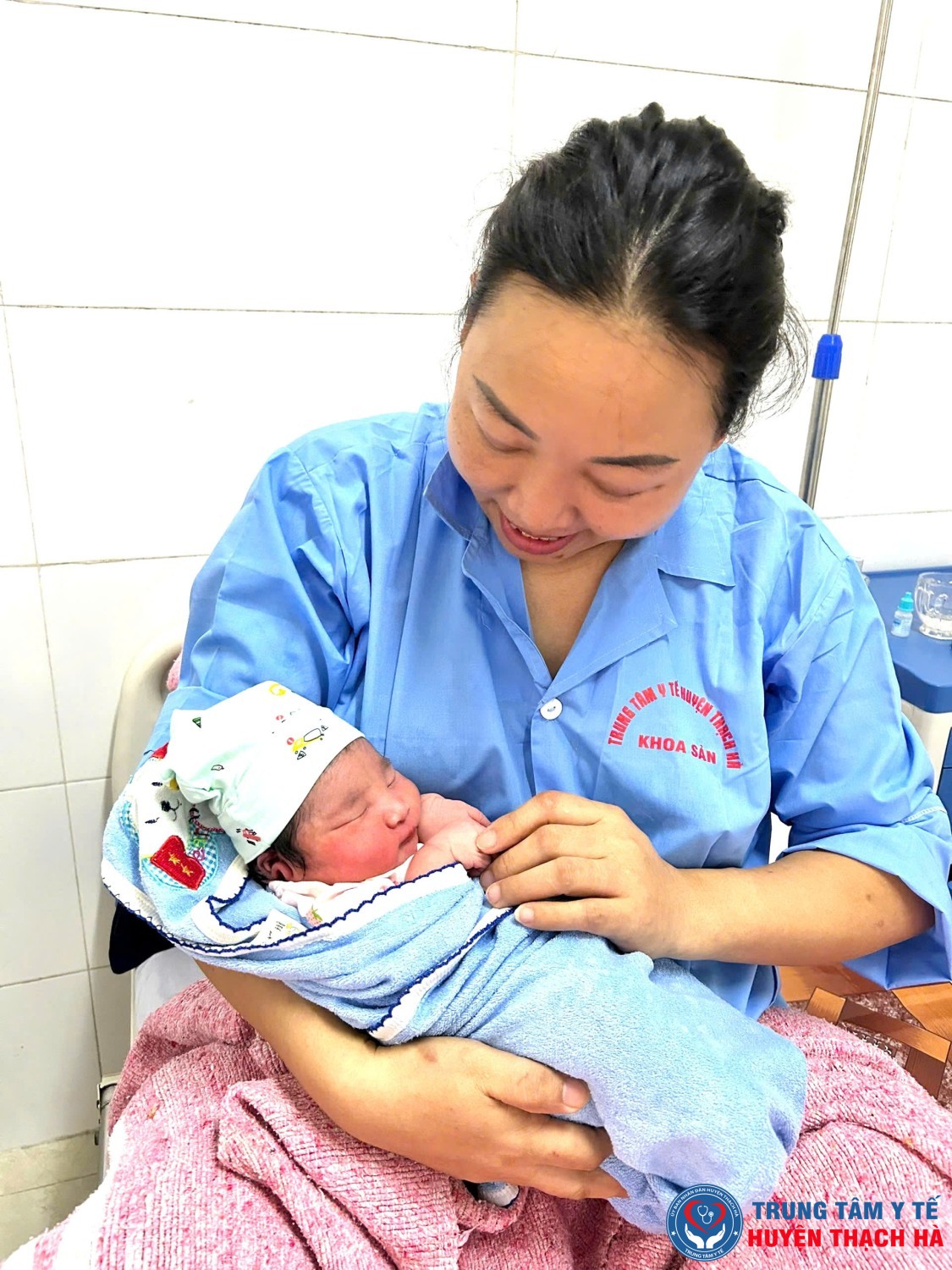 Mẹ tròn con vuông – hình ảnh em bé khỏe mạnh vừa chào đời tại Trung tâm Y tế huyện Thạch Hà trong vòng tay hạnh phúc của mẹ sau ca mổ lấy thai an toàn do có dấu hiệu tiền sản giật rõ rệt.