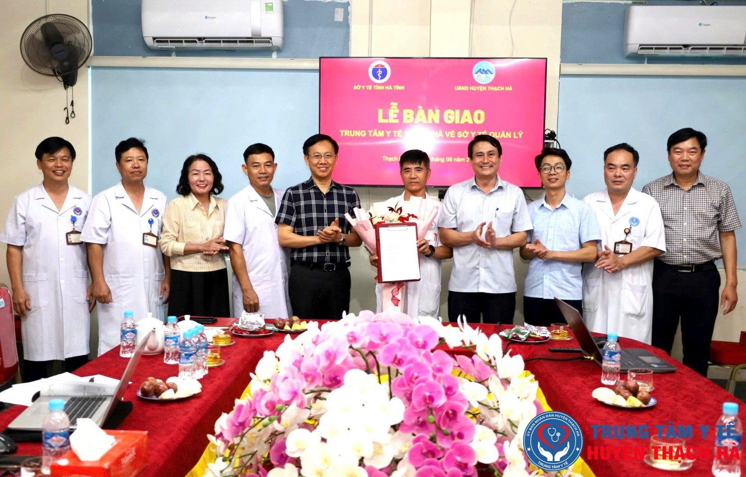 Các đồng chí lãnh đạo Sở Y tế, UBND huyện Thạch Hà và Trung tâm Y tế huyện Thạch Hà chụp ảnh lưu niệm tại lễ bàn giao