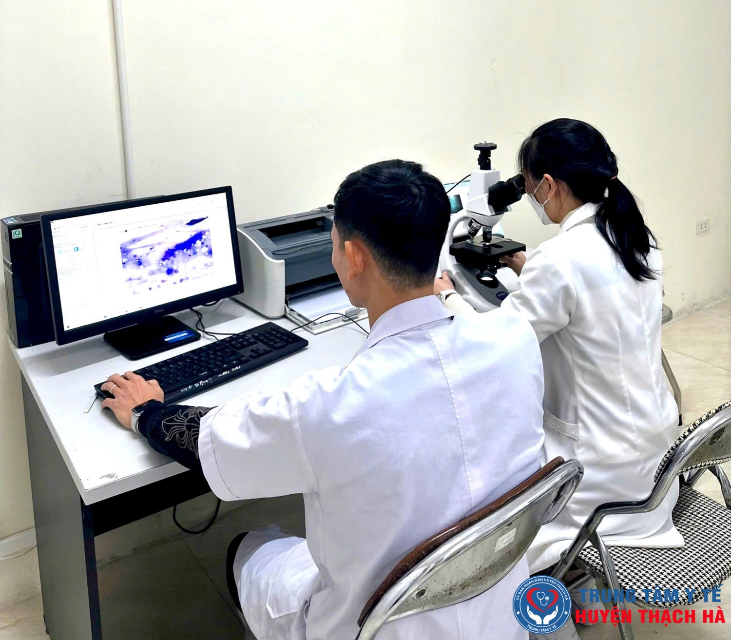 Kỹ thuật viên Khoa Xét nghiệm - Trung tâm Y tế huyện Thạch Hà đang thực hiện kỹ thuật Nhuộm và đọc phiến đồ tế bào học