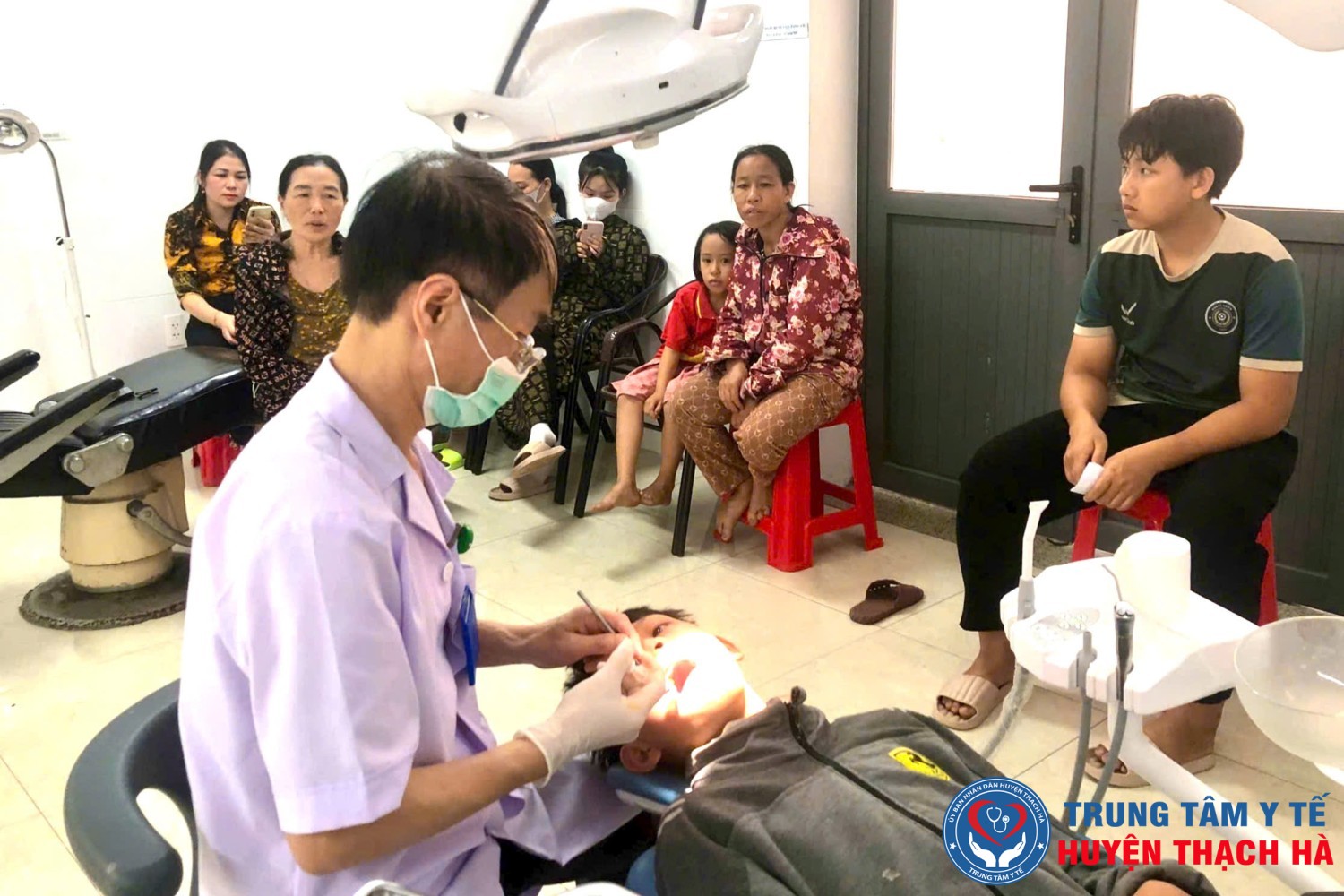 Hình ảnh bác sĩ đang thăm khám răng cho bệnh nhân tại Trung tâm Y tế Thạch Hà