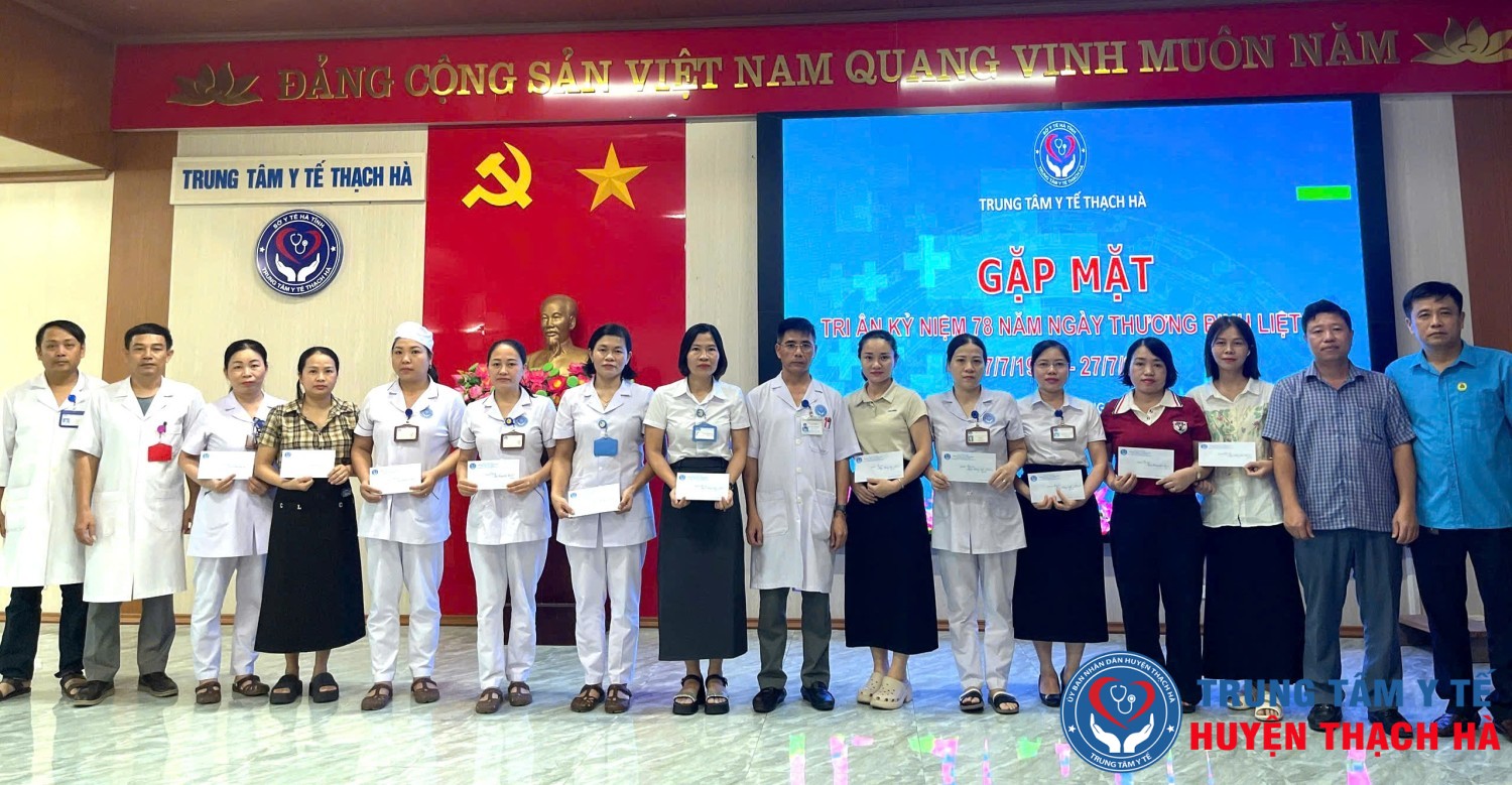 Trung tâm Y tế Thạch Hà trao quà cho viên chức, người lao động là thân nhân người có công với cách mạng.