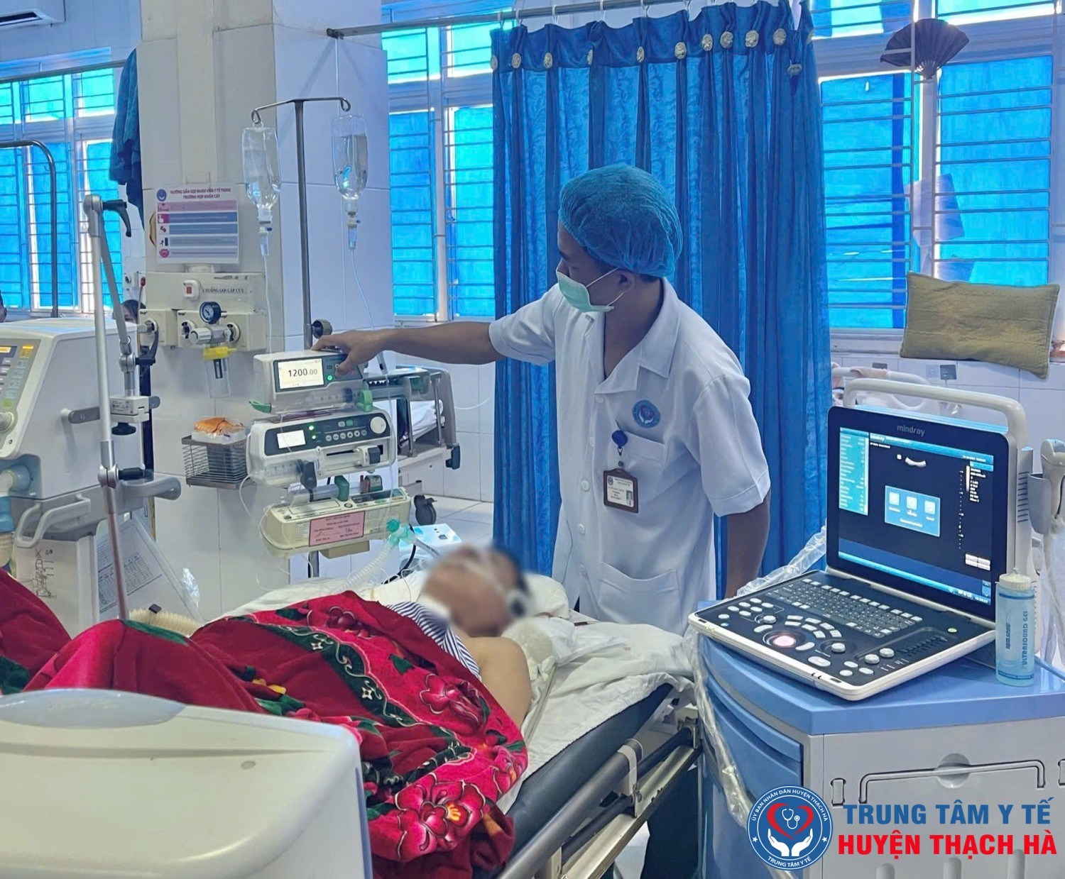 Bác sĩ Trung tâm Y tế Thạch Hà đang thực hiện kỹ thuật khí máu động mạch cho bệnh nhân.