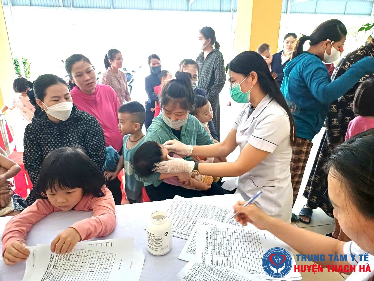 Cán bộ y tế xã Đông Kinh đang cho trẻ uống Vitamin A