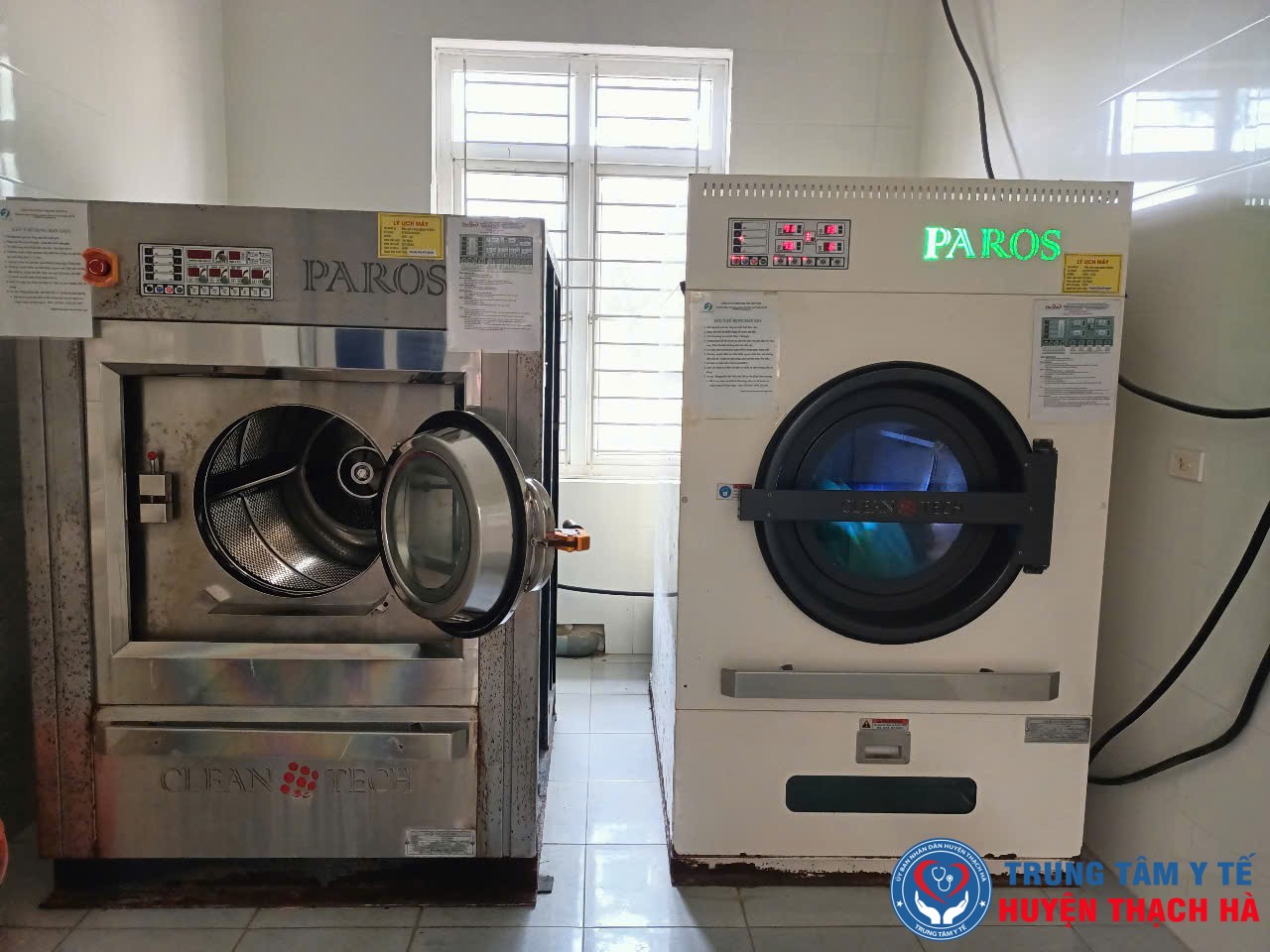 Hệ thống máy hấp tiệt khuẩn thông minh tại Trung tâm Y tế Thạch Hà sử dụng nguồn nước RO riêng biệt, đảm bảo độ tinh khiết cao trong tiệt khuẩn, góp phần nâng cao hiệu quả kiểm soát nhiễm khuẩn và an toàn trong chuyên môn.